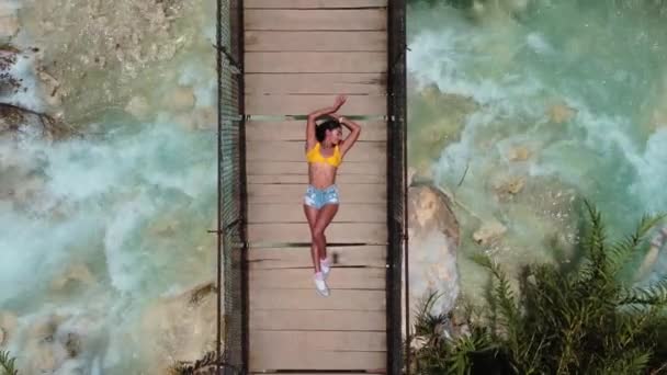 Overhead Shot Young Girl Lashing Sunbathing Hanging Bridge Flowing River — Αρχείο Βίντεο