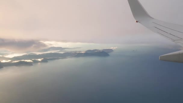 在多云的一天飞越新西兰南部的皮克顿和马尔博罗海峡 — 图库视频影像