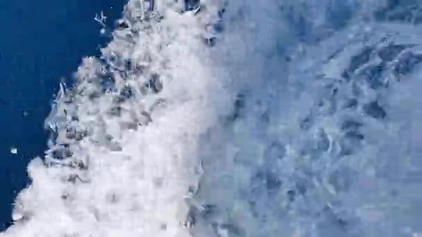 Rápido Chorro Spray Lavado Blanco Despertar Agua Del Océano Azul — Vídeo de stock