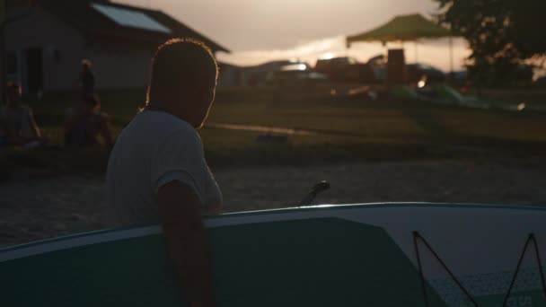 Силуэт Человека Держащего Весло Против Солнца Время Заката Красивый Кинематографический — стоковое видео