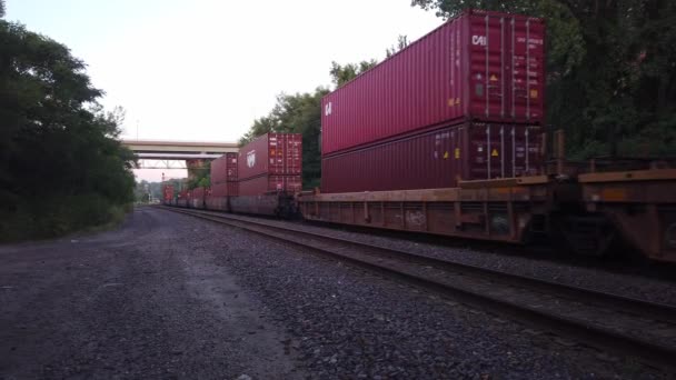 Gimbal Panning Împușcat Tren Marfă Care Trece Prin Kansas City — Videoclip de stoc