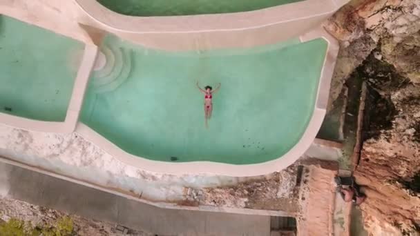 Dronie Shot Young Girl Red Bikini Επιπλέουν Ειρηνικά Εκπληκτική Puddles — Αρχείο Βίντεο
