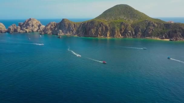 メキシコのカボ ルーカスのドローン撮影 有名なアーチのランドマークと美しいビーチ 手前にはターコイズブルーの海が見える丘や船 有名な観光地 — ストック動画