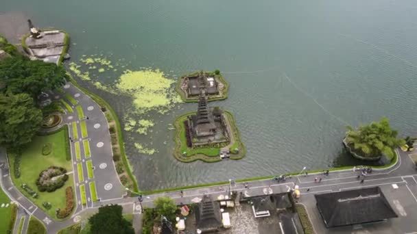 Vista Aérea Pura Ulun Danu Bratan Templo Hindu Lago Ilha — Vídeo de Stock