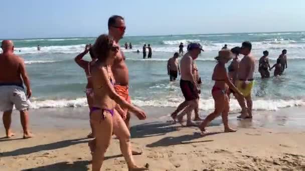 Persone Che Camminano Fanno Bagno Riva Mare Estate Vacanza — Video Stock