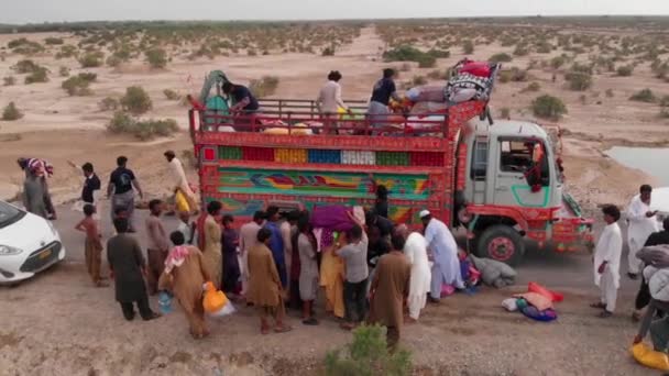 최근에 파키스탄에서 있었던 홍수로 피해를 피해자들을 사람들 트럭에 식품을 — 비디오