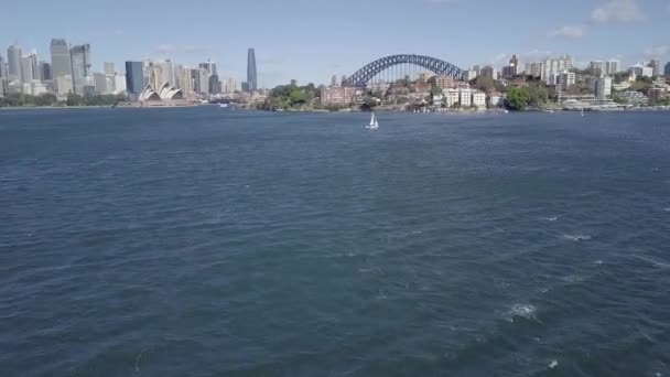 Segling Yacht Sydney Harbour Inför Operahuset Nsw Australien — Stockvideo