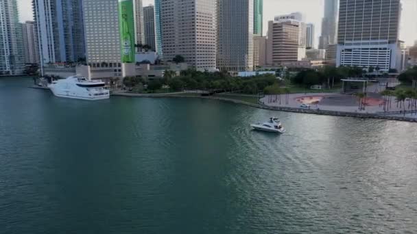 米国フロリダ州マイアミのベイフロント公園の前のボートの方への空中ビュー — ストック動画