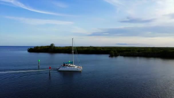Güney Florida Sahilinde Gün Batımında Katamaran Sürücüsü Yörünge Hava Manzarası — Stok video
