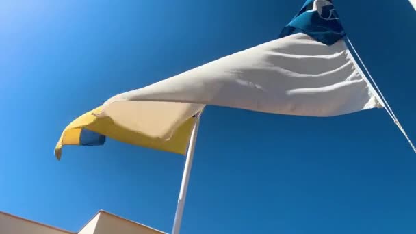 ウクライナの旗の上に白い旗のスローモーションショット 両方の風の中で平坦化 — ストック動画