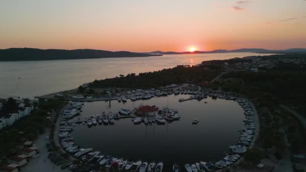 Vista Aérea Costa Solaris Cidade Croácia Mar Adriático Barco Vela — Vídeo de Stock