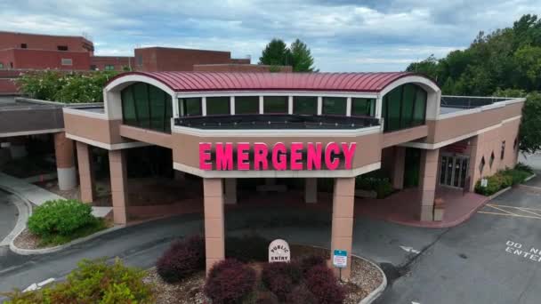 Entrada Emergencia Hospital Para Tratamiento Pacientes Médicos Ambulancias Revelación Aérea — Vídeos de Stock