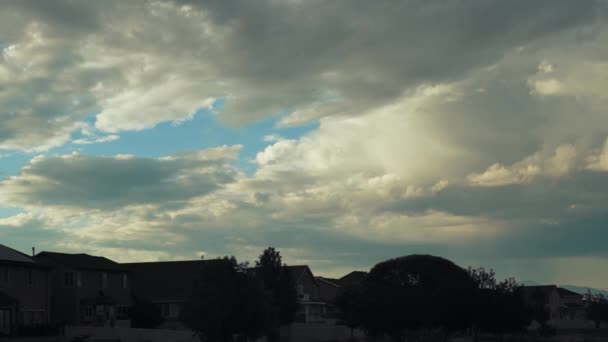 Forstæder Kvarter Skumringen Med Boliger Silhuet Dramatisk Cloudscape Tid Bortfalder – Stock-video