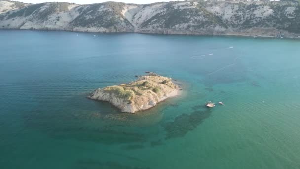 小さな岩の島の近くにオープンワイド海の水に係留豪華な帆船ヨットの空中シュノーケリングとダイビングクロアチアを探索 — ストック動画