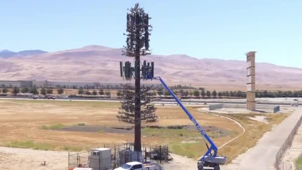 Grúa Industrial Escaló Sitio Celdas Altas Durante Los Trabajos Reparación — Vídeo de stock