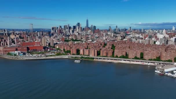 曼哈顿下城的航空摄影 在阳光灿烂的日子从东河上空拍的 固定的无人驾驶相机从美丽的天际线上放大了 — 图库视频影像