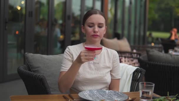 Mittelhandbild Einer Frau Die Einem Restaurant Einen Cocktail Trinkt — Stockvideo