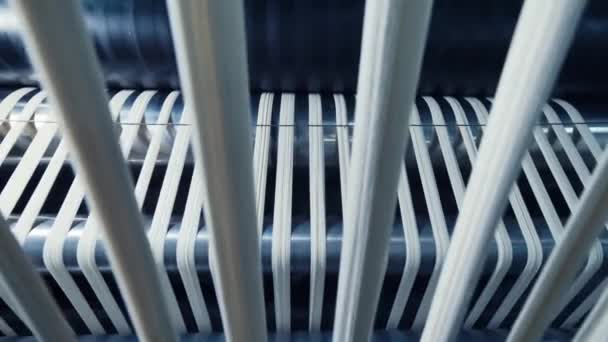 工業用繊維工場 染色糸の近代的な技術 藍染めの工程 デニム ロープ レンジ — ストック動画