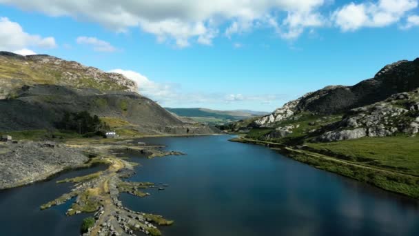 Wspaniały Widok Lotu Ptaka Spotkanie Jeziora Majestic Wales Mountains — Wideo stockowe