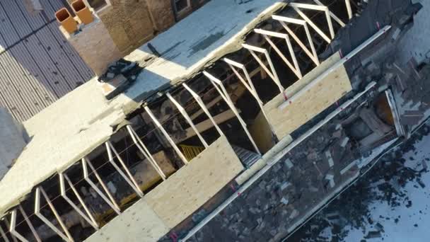 Aerial Drone Lotu Ptaka Widok Spalonego Dachu Struktury Domu Słoneczny — Wideo stockowe