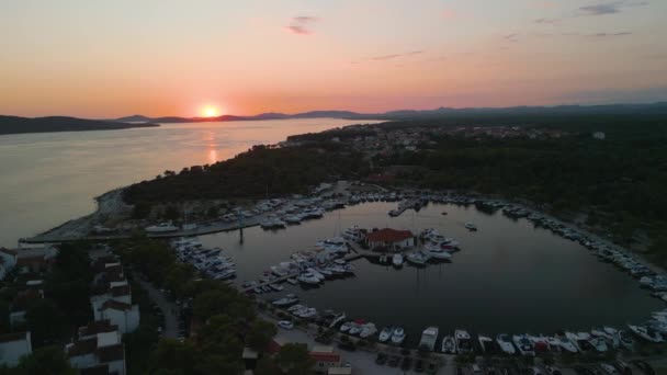 Antenne Von Atemberaubender Meereslandschaft Bei Sonnenuntergang Mit Luxus Segelboot Dockhafen — Stockvideo