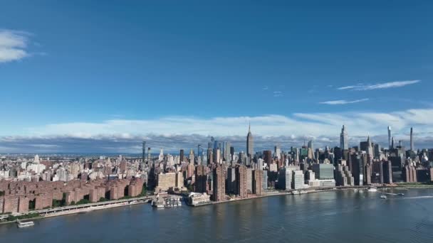 Eine Hochaufragende Luftaufnahme Von Manhattan Der Ostseite Gedreht Über Dem — Stockvideo