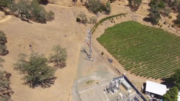 Torenhoge Elektrische Metalen Paal Met Zicht Een Andere Gedoofde Powerline — Stockvideo