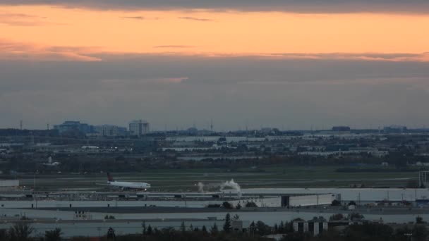 トロント国際空港の日没時に離陸するための航空カナダ航空機の課税 ショットを確立 — ストック動画