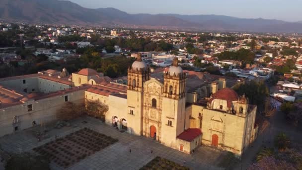 メキシコ オアハカ州サントドミンゴの注目すべき文化博物館のオーバーテイクショット — ストック動画