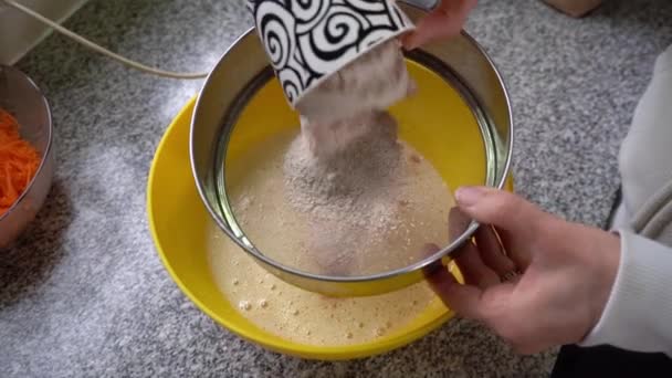 贝克的手在厨房里用筛子切全麦面粉 高角度 — 图库视频影像