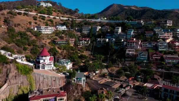 Mit Einer Drohne Von Einigen Häusern Auf Catalina Island Weggeflogen — Stockvideo