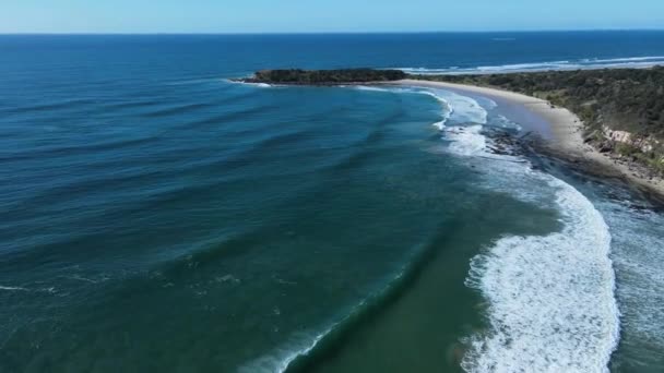険しい海岸沿いのビーチで発生する大きな波のドローンの眺めを明らかにする — ストック動画