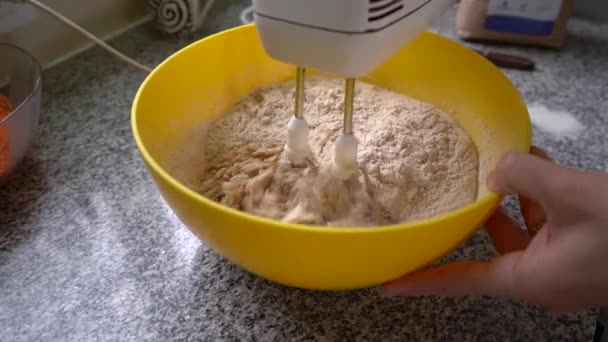 Випічка Змішування Інгредієнтів Морквяного Торта Мисці Використанням Ручного Мікшера Випічки — стокове відео