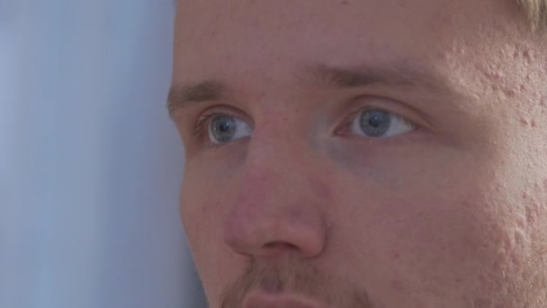 Închiderea Unui Tânăr Ochi Albaștri Concentrându Sarcina Care Este Prezentat — Videoclip de stoc
