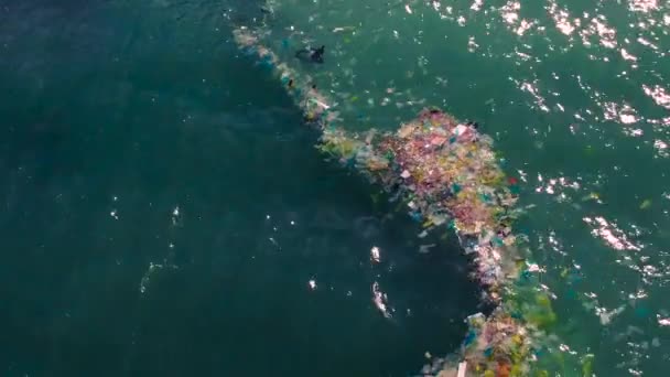 Residuos Plástico Flotando Mar Azul Verano Antena — Vídeo de stock