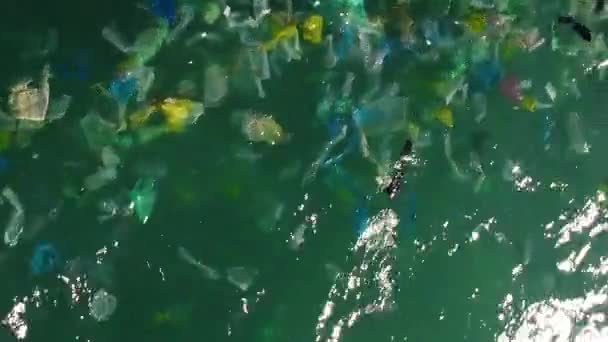 Πλωτά Πλαστικά Σκουπίδια Μπλε Τροπικό Ωκεανό Πάνω Προς Κάτω Άποψη — Αρχείο Βίντεο