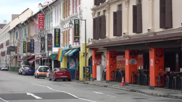 虹の旗 Lgbt チャイナタウンの外ビジネスシンガポール — ストック動画