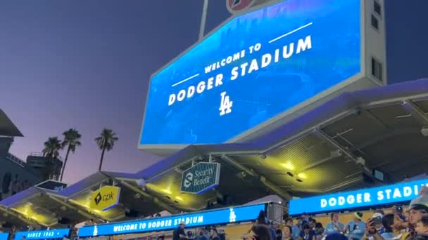 Välkommen Till Dodger Stadium Inne Den Historiska Baseball Bollplanen Natten — Stockvideo