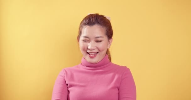 Asian Gorgeous Young Woman Smiling Red Gift Boxes Handholds Smiling — Stock Video