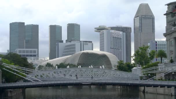 Människor Går Anderson Bridge Mot Skyline Singapore Och Esplanade — Stockvideo