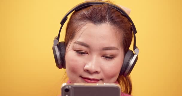 Primo Piano Asiatica Splendida Giovane Donna Utilizzando Tablet Digitale Applicazione — Video Stock