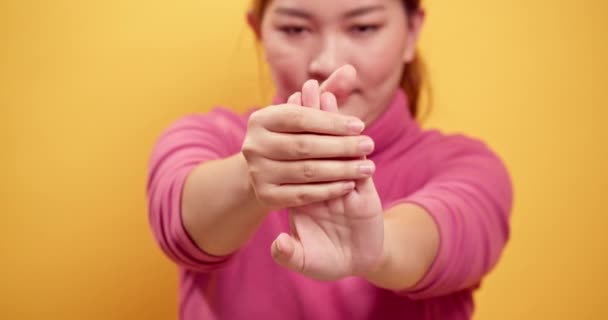強烈な労働日の後にストレッチを行う女性の手を閉じると黄色の背景を持つオフィス症候群から保護します ヘルスケアの概念 — ストック動画