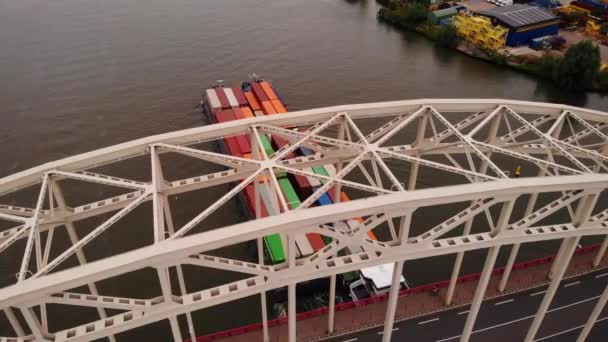 Vista Aérea Través Del Puente Sobre Noord Maas Empuje Barcaza — Vídeo de stock