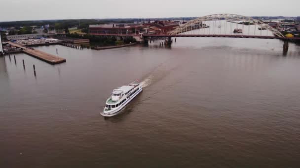 Blick Aus Der Luft Auf Das Partyschiff Smaragd1 Das River — Stockvideo