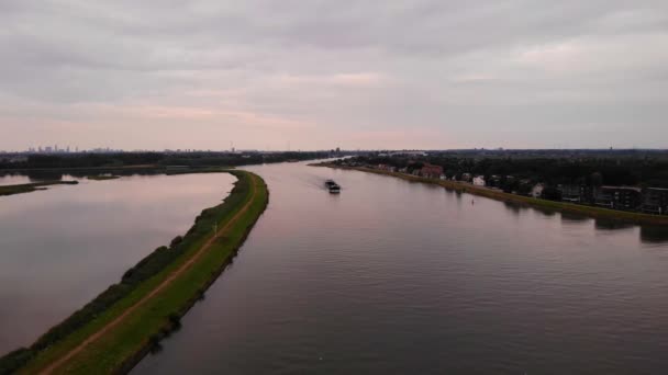 Flygfoto Över Floden Noord Med Tom Inre Lastfartyg Rosanne Närmar — Stockvideo