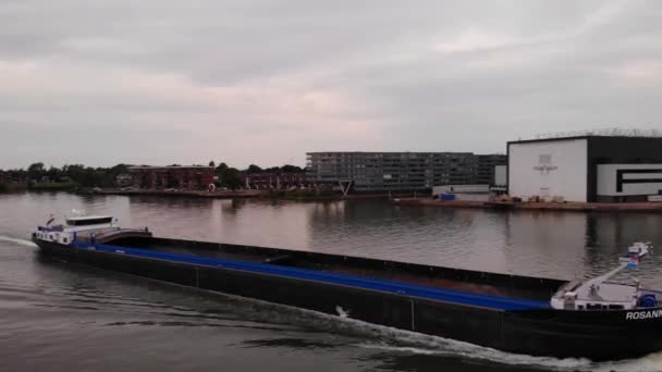 Luftparallaxe Aufnahme Von Steuerbordseite Des Leeren Binnenfrachtschiffs Rosanne Das River — Stockvideo