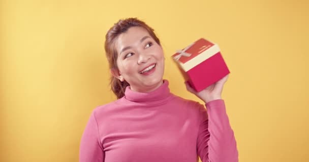 Брюнетка Молодая Азиатка Счастливая Радостная Улыбаясь Тряся Красными Подарочными Коробками — стоковое видео