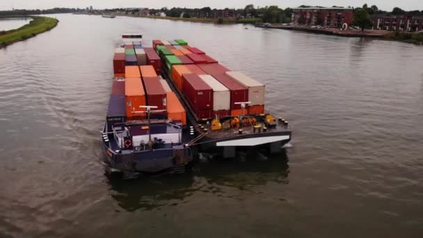 Aerial Forward Bow Maas Push Sleepboot Cargo Containers Langs Noord — Stockvideo