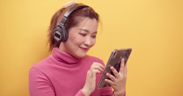 Mujer Asiática Sonriente Usando Una Tableta Digital Aplicación Streaming Línea — Vídeo de stock