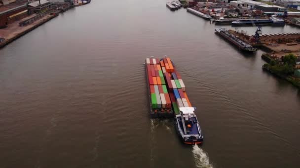 Vista Aérea Maas Empuje Barcaza Remolque Que Lleva Contenedores Carga — Vídeo de stock